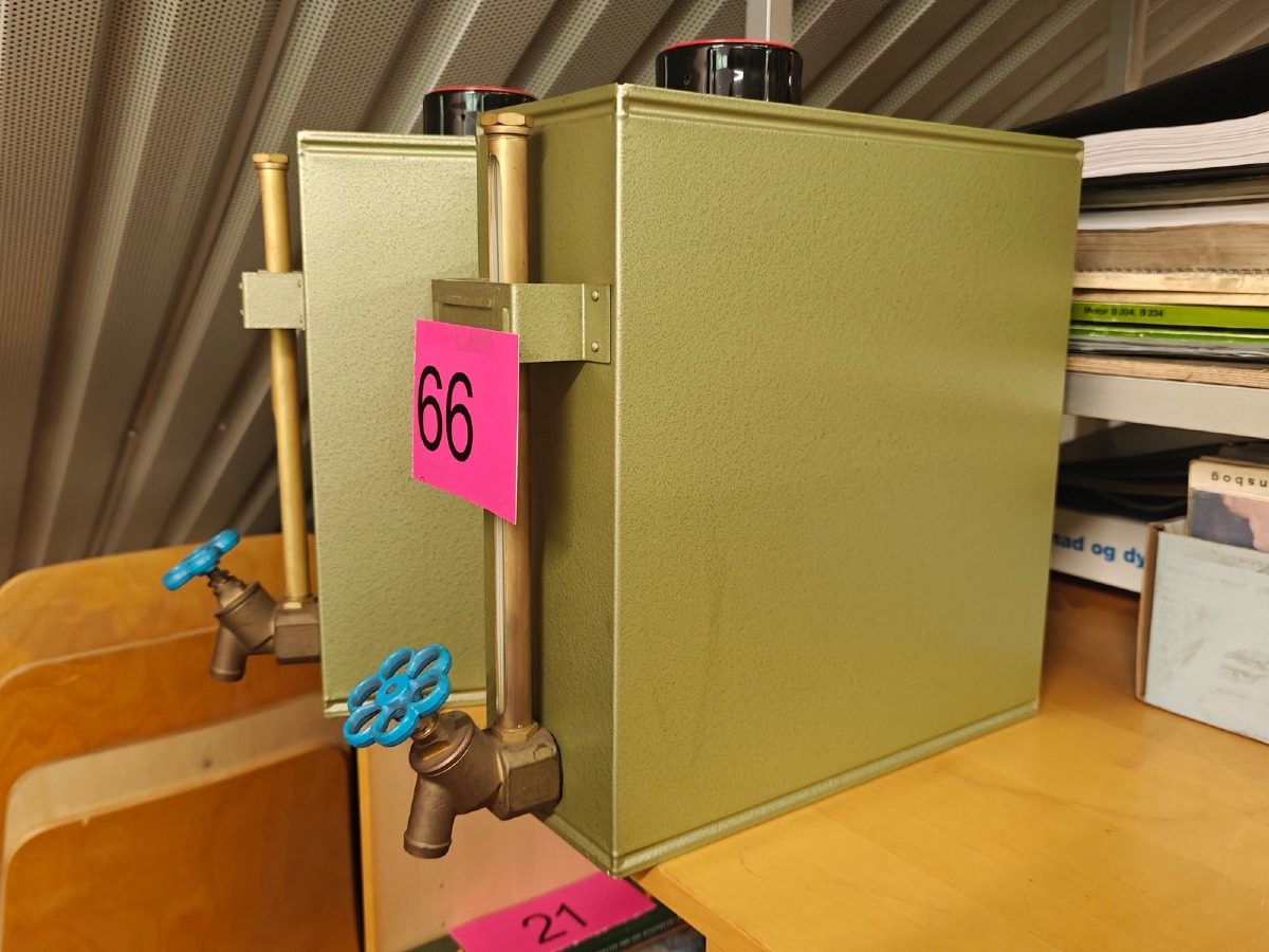2 Olietanke m/tappehaner. 