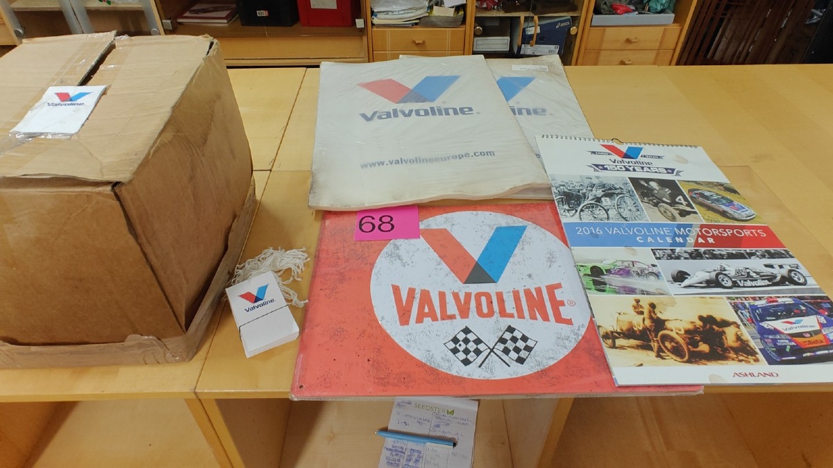 Valvoline: 2 pk á 50 stk måtter, metalskilt, kalender og 1 ks service tags. 