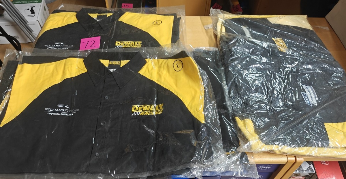 2 'Racing' skjorter & 1 jakke. Str L. Med DeWalt logo/reklame. Ubrugte og i emballage.