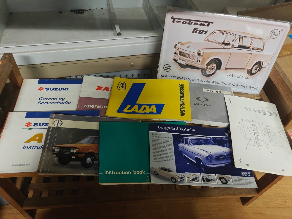 Service- og instruktionsbøger til bl.a. Fiat, Lada m.fl. samt metalskilt. 