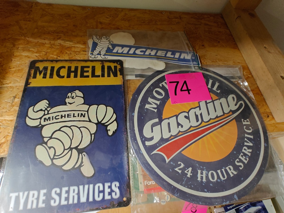 2 Metalskilte og stickers. 1 Skilt samt stickers med Michelin motiv og 1 skilt med Gasoline motor oil motiv. Ubrugt. 