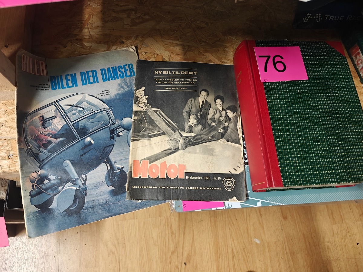 Bog og 2 magasiner: 'Motor' fra 1965 og 'Biler, bilen der danser' .