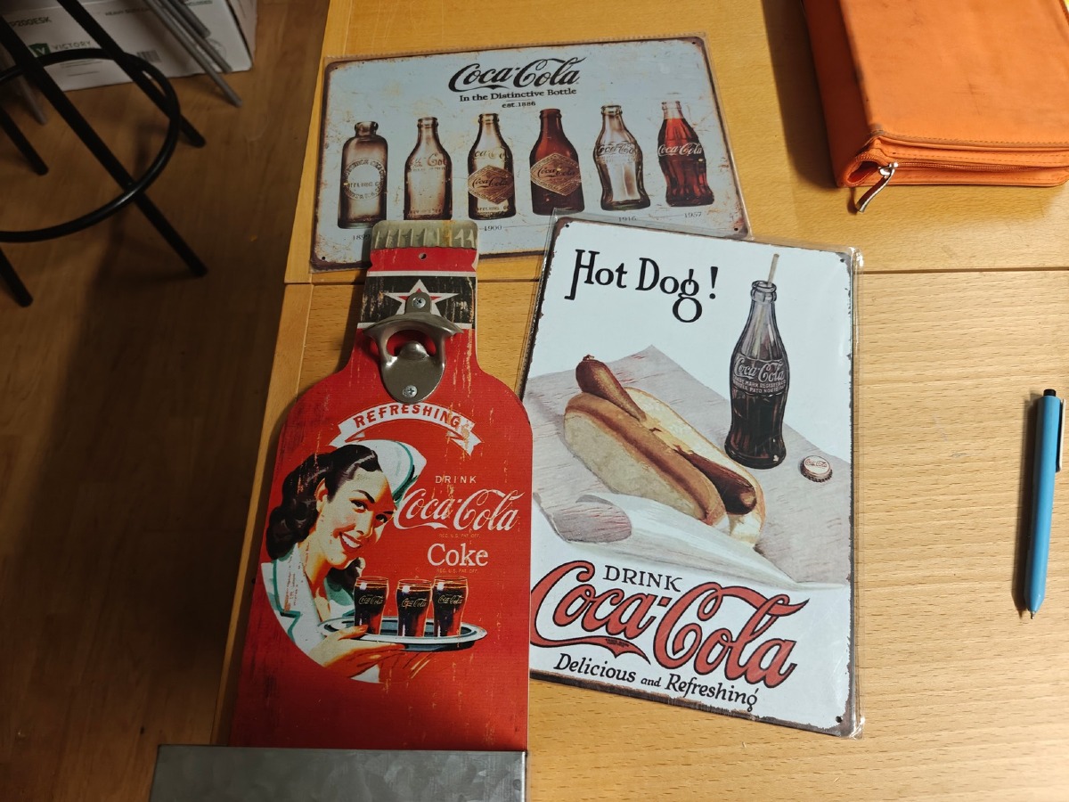 2 Metalskilte og 1 kapselåbner til vægophæng. Alle med Coca Cola reklame. 