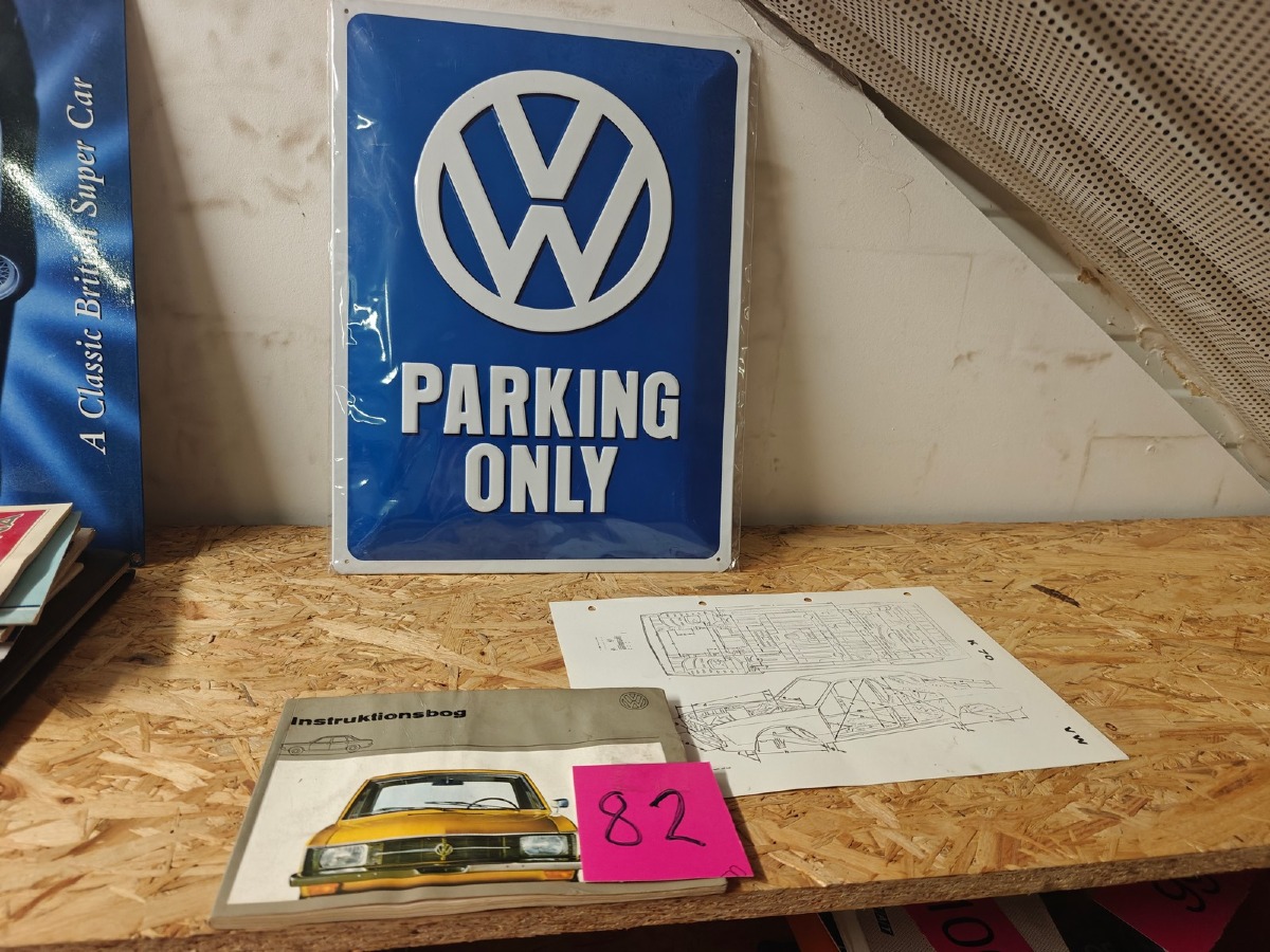 Metalskilt: 'VW parking only' samt VW instruktionsbog. Skiltet er ubrugt og i emballage.