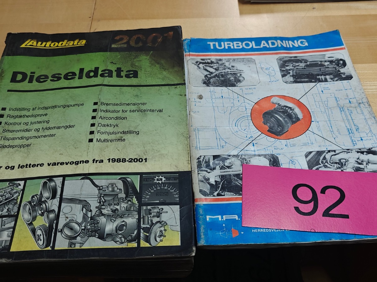 Hæfter: 'Dieseldata: Biler og lettere varevogne' fra 1988-2001 og 'Turboladning'. 