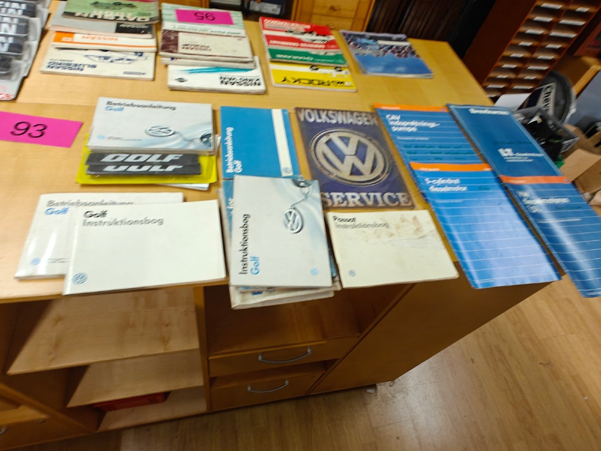 VW: Instruktionsbøger til div VW veteran modeller samt metalskilt med VW logo. 