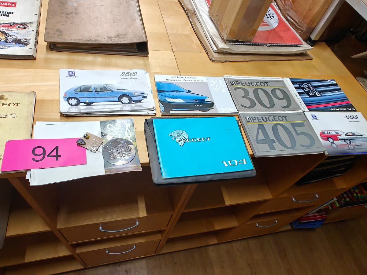 Peugeot: Instruktionsbøger til div Peugeot veteran modeller, metalskilt og pins m/Peugeot logo. 
