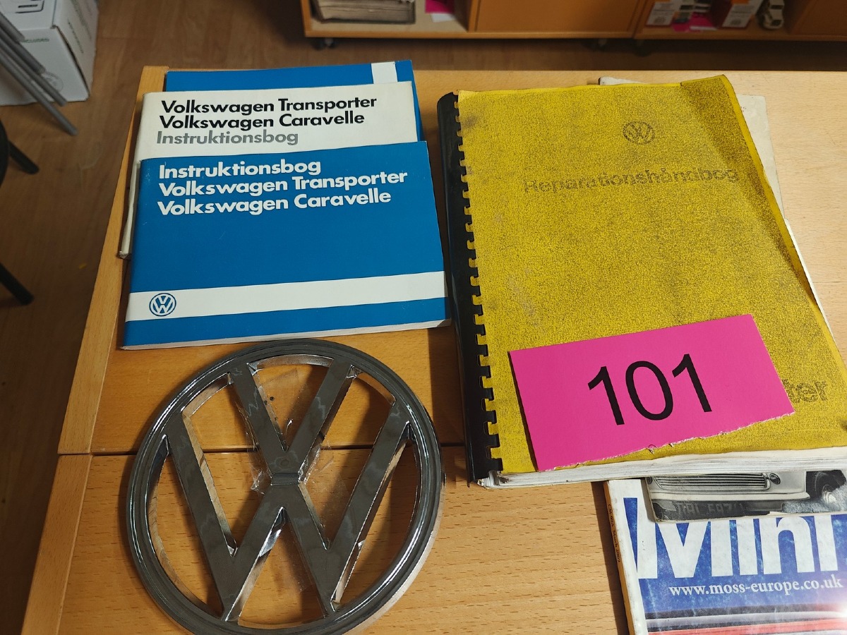 VW: Reparationsbog, instruktionsbog til VW transporter og Caravelle samt VW frontemblem.