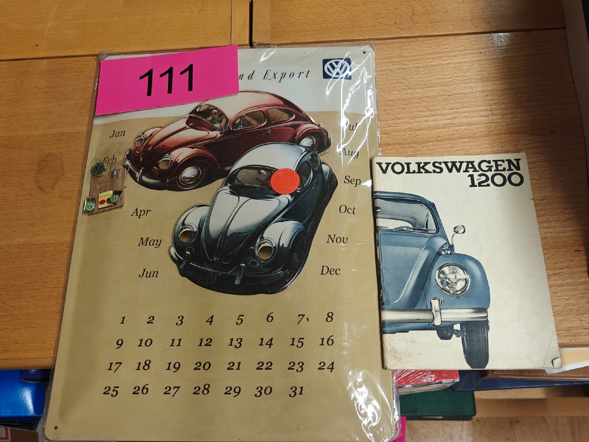 VW: Metalskilt, Volkswagen 1200 papskilt & 5 retro pins m/VW logo.
