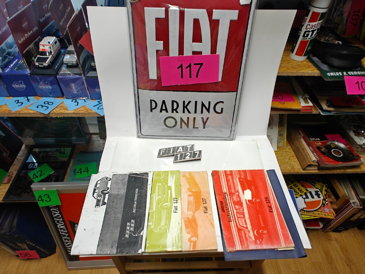 Fiat: Instruktionsbøger til div veteran modeller, metalskilt samt Fiat 127 emblem.