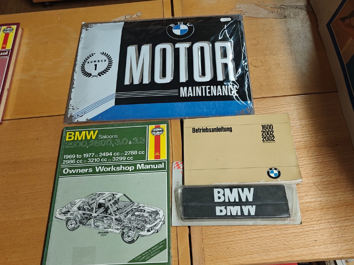 BMW: Instruktionsbøger til div veteran modeller samt 2 metalskilt og  selecovers