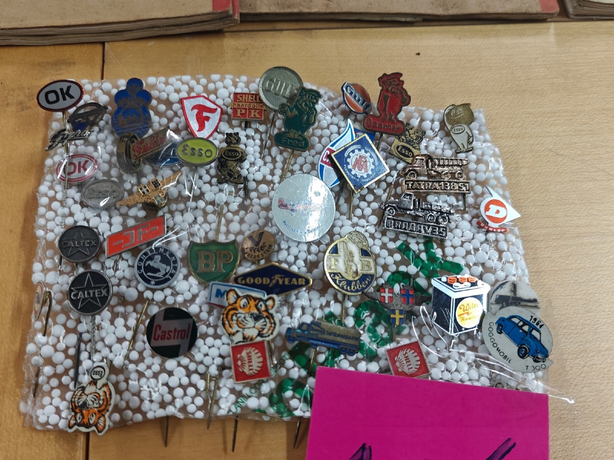 Samling: Retro pins med div veteranbiler/logoer.