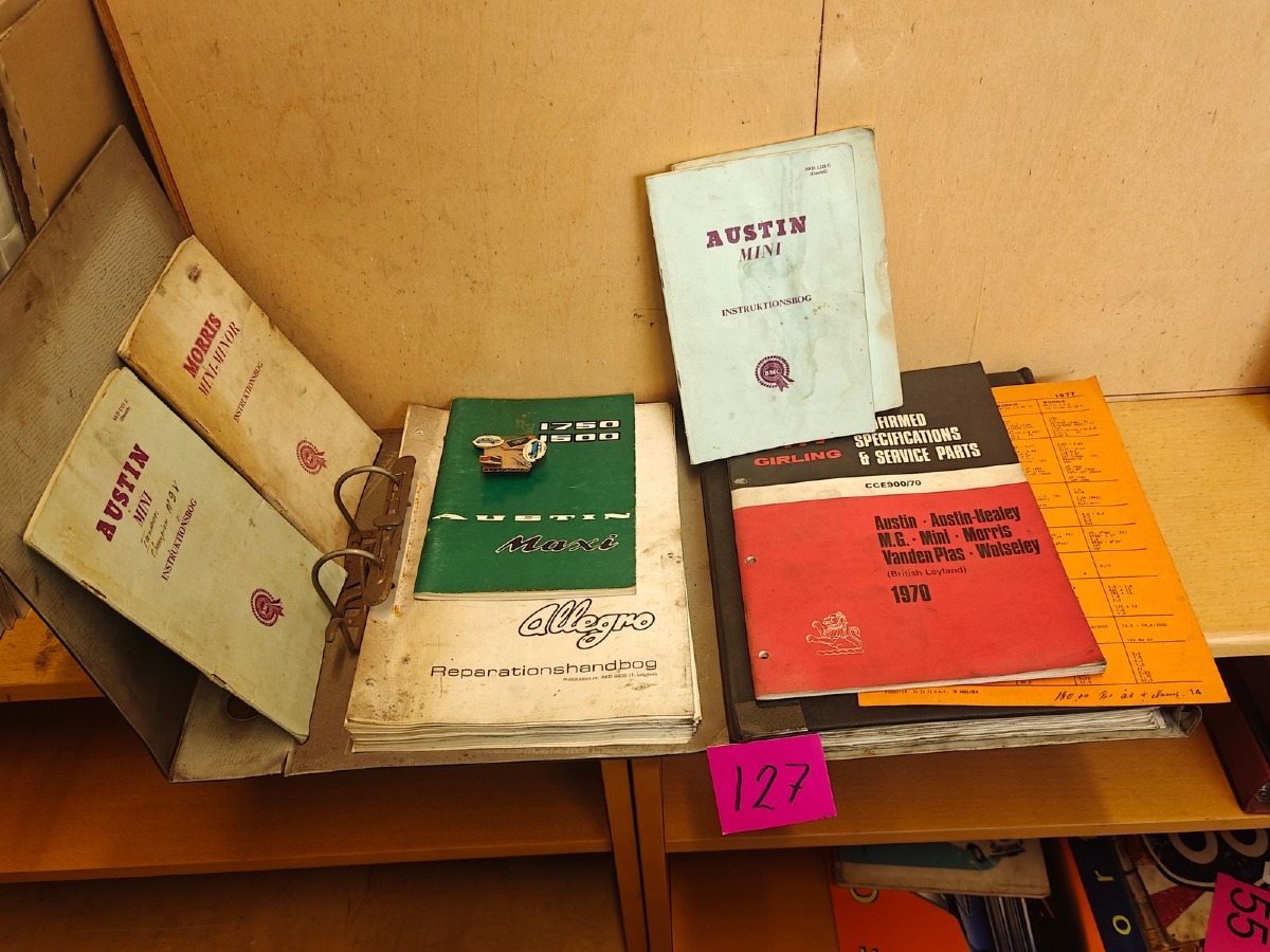 Austin & Morris: Instruktions- og reservedelsbøger til veteranmodeller. Pins medfølger.