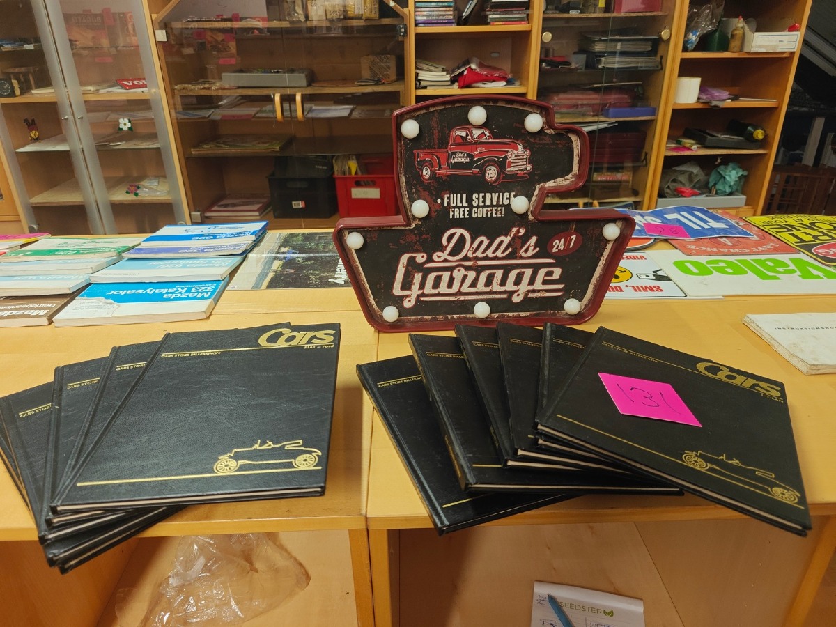 Lysskilt : 'Dad's garage samt Cars store billeksion. 