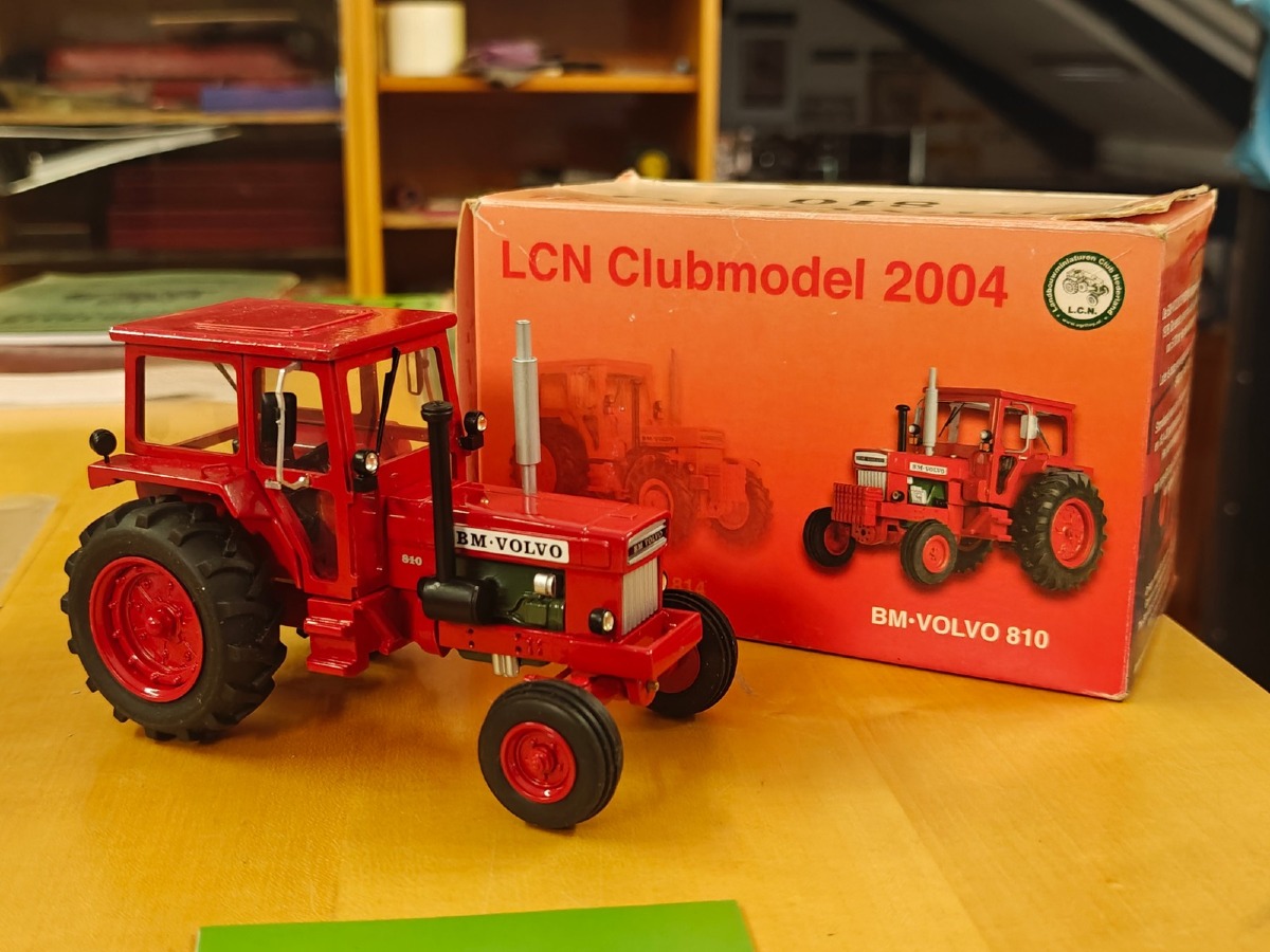 Model traktor: Clubmodel LCN 2004. BM-Volvo 810. Med org æske. 