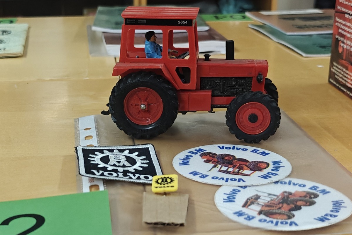 Model traktor: Volvo BM 2654 med samt Volvo pin, stickers og stofmærke. 