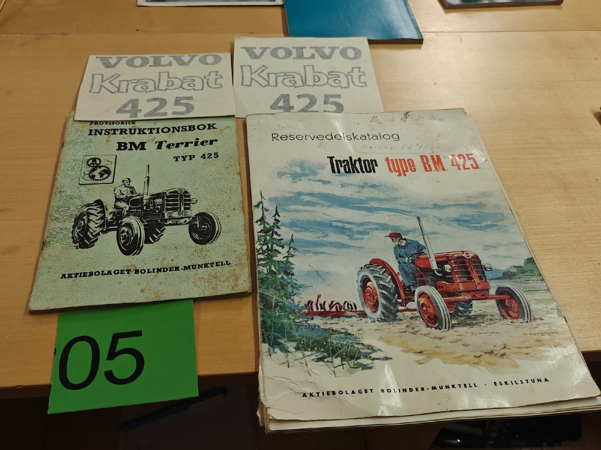 Volvo: Instruktionsbog og reservedelskatalog til Volvo traktor type BM  425 samt 2 Volvo transfer stickers.