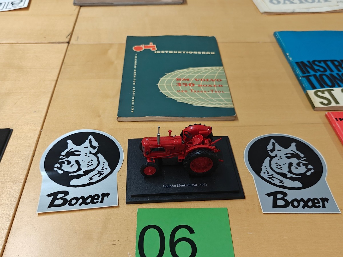 Model traktor: Bolinder Munktell 350 - 1963. Monteret på træplade. Instruktionsbog og stickers medfølger.