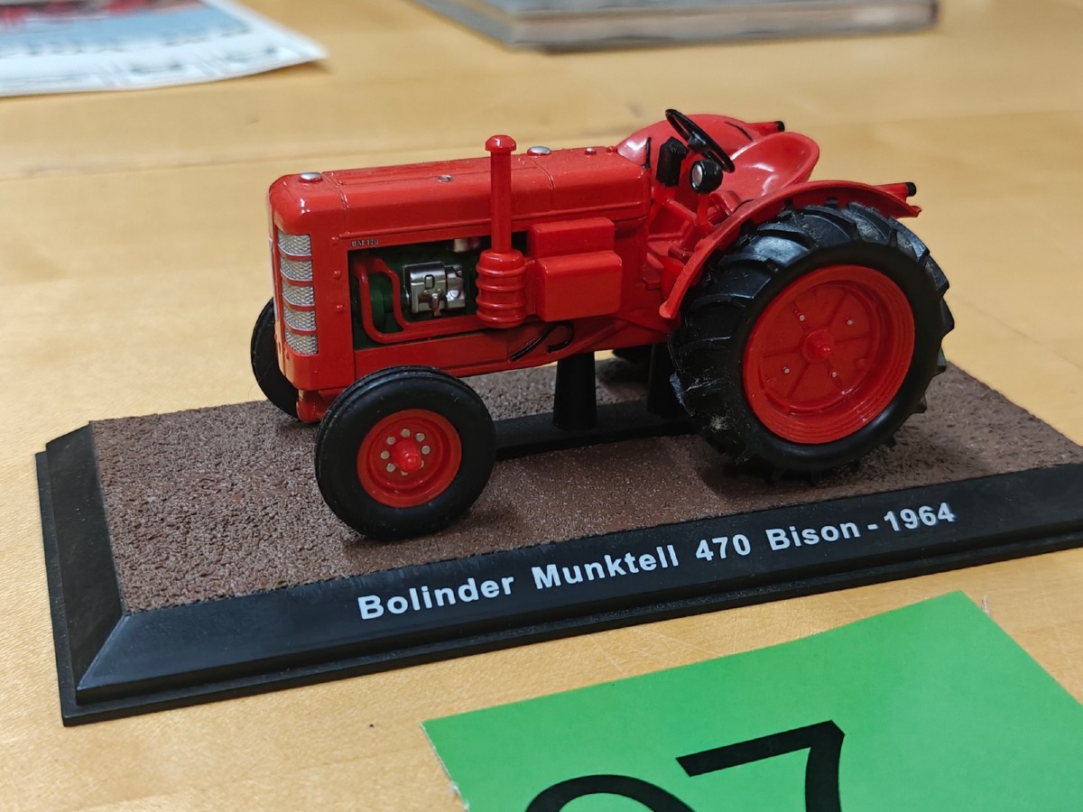 Model traktor: Bolinder Munktell 470 Bison -1964. Monteret på træplade. 