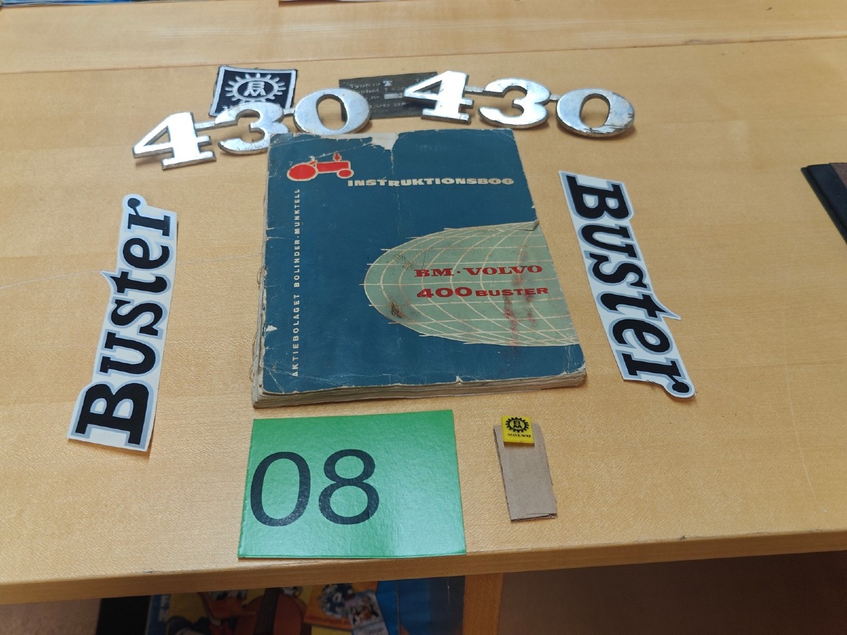 Volvo: Instruktionsbog til Volvo 400 Buster, stickers, pin, stofmærke, typeplade og Volvo '430' skilte. 