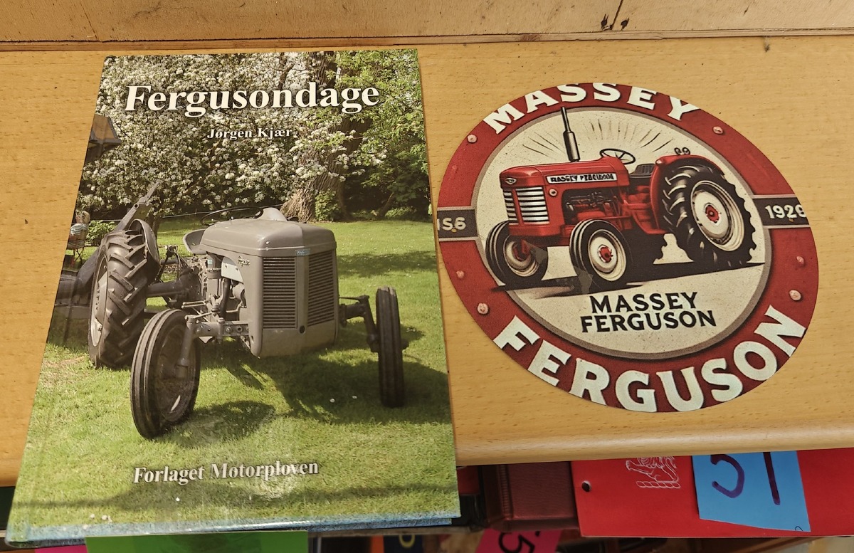 Bog: Fergusondage af Jørgen Kjær & metalskilt m/Massey Ferguson motiv. 