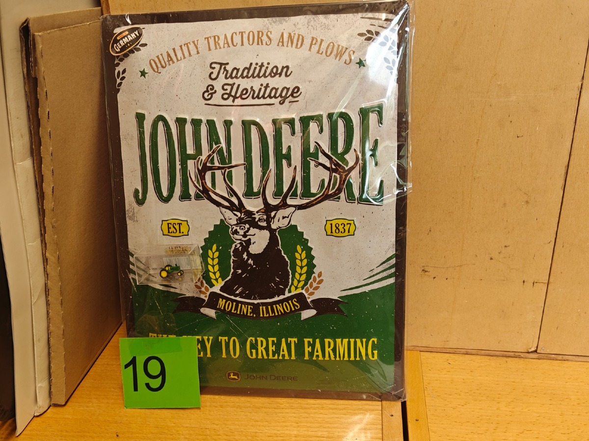 John Deere: Metalskilt & miniature John Deere  model traktor. Ubrugt og i emballage.