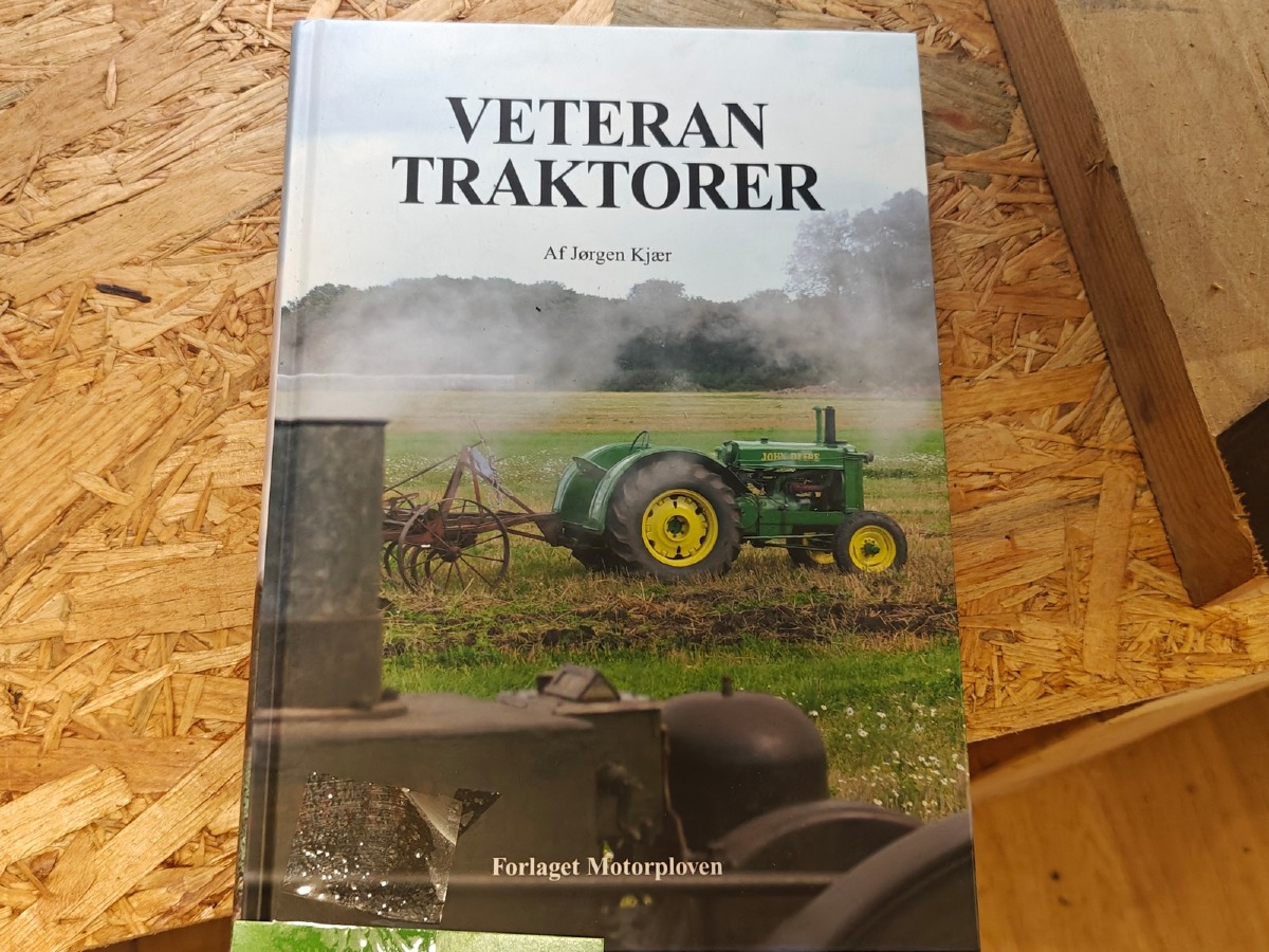Bog: Veterantraktorer af Jørgen Kjær. 