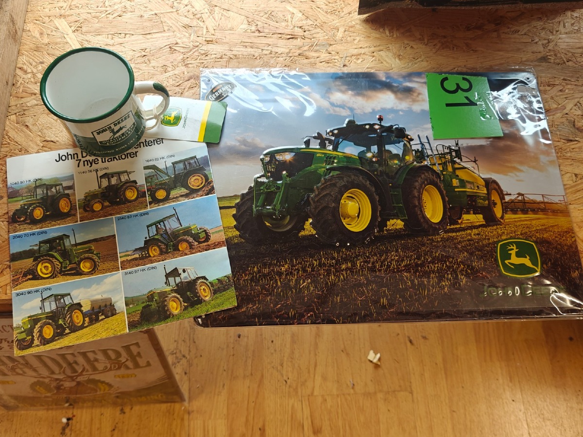 John Deere: Metalskilt, emaljekop & papskilt med John Deere motiver. Ubrugt.