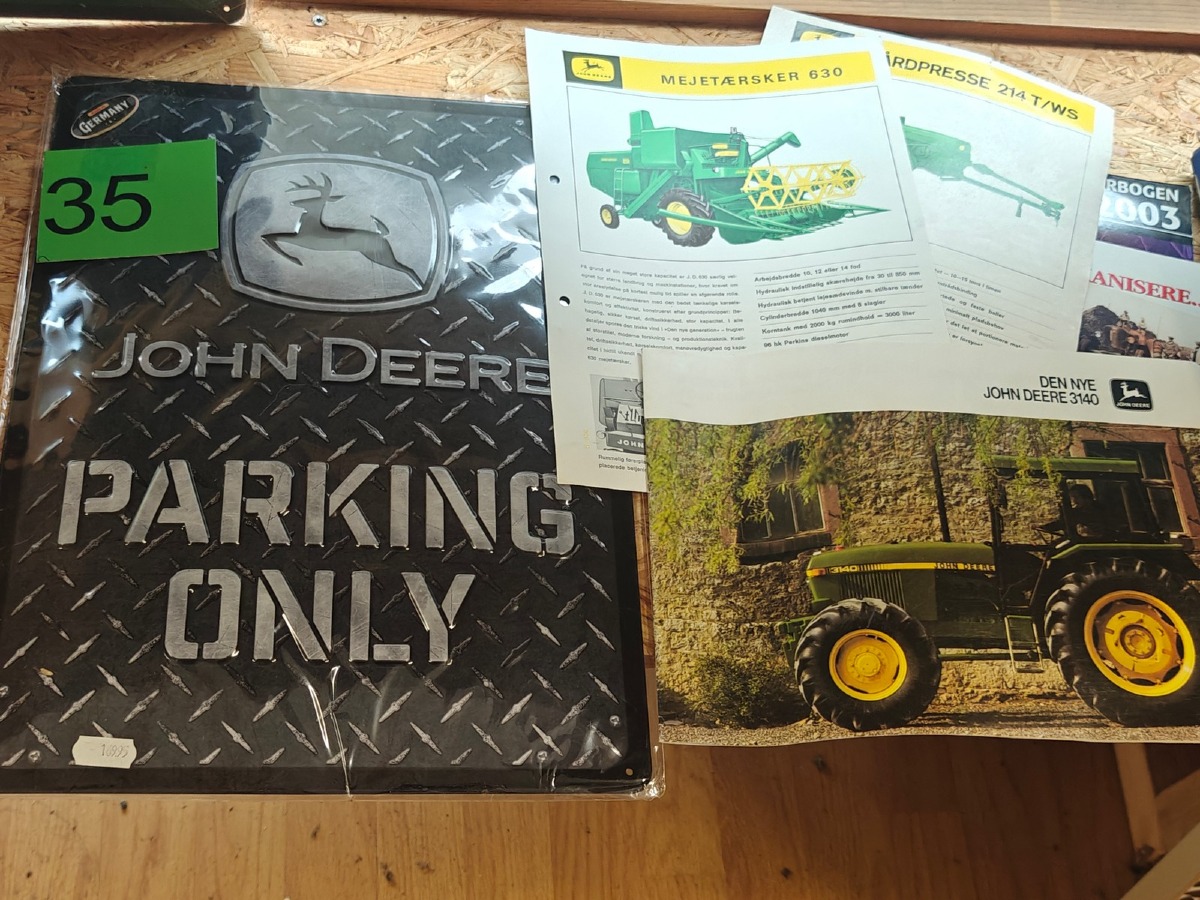 John Deere: Metalskilt & div kataloger/hæfter. Skiltet er ubrugt og i emballage. 