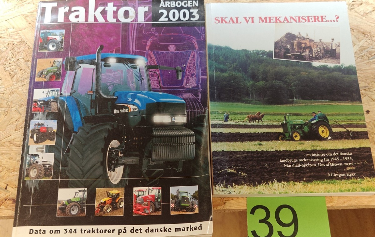 2 Bøger: 'Traktor Årbogen 2003' & 'Skal vi mekanisere....?'.