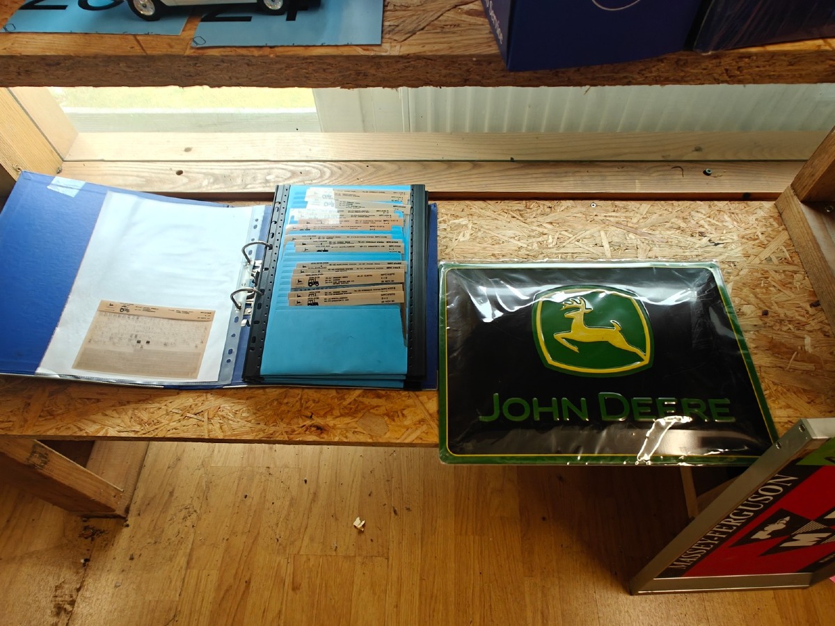 John Deere: Mappe med data-kartotek o. John Deere traktorer (retro) & metalskilt m/ John Deere motiv