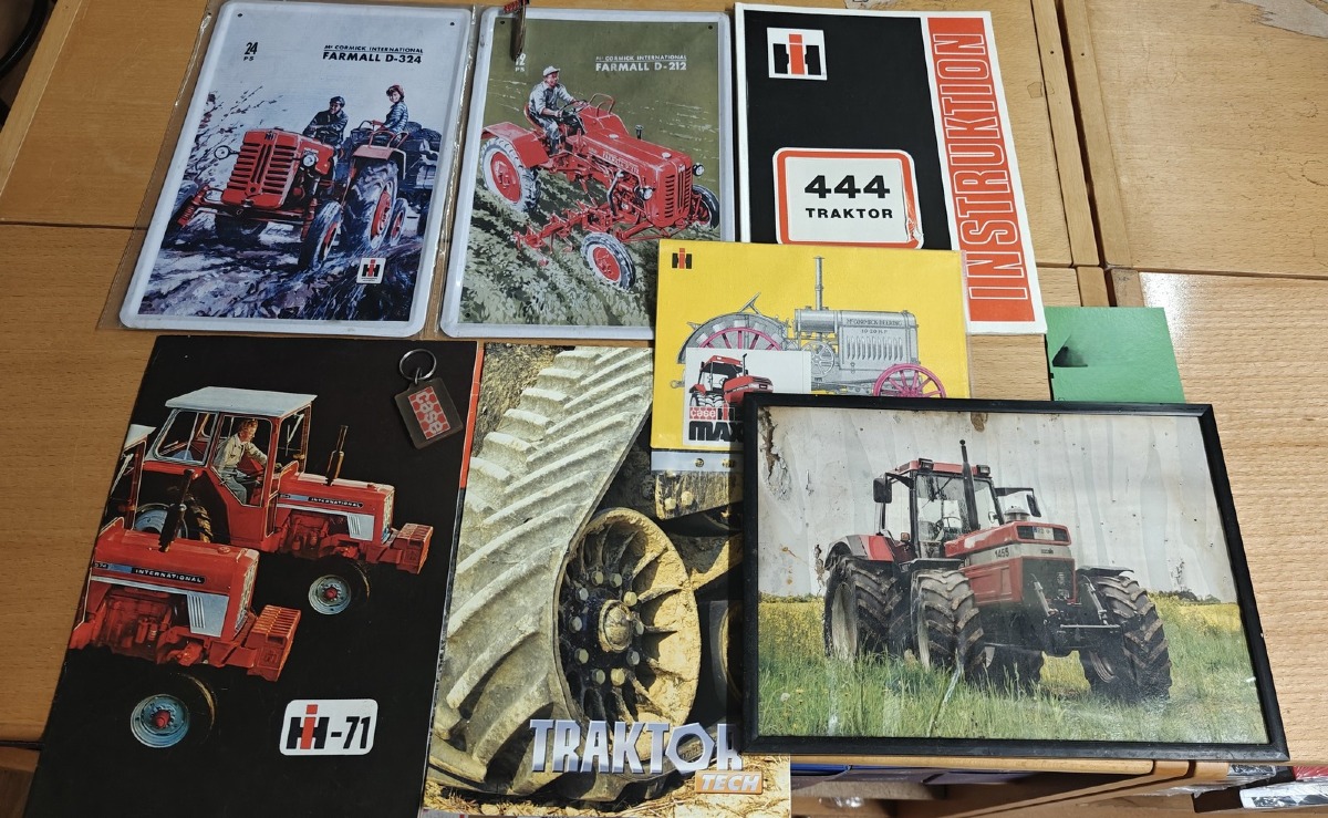 Farmall - IH: Metalskilte, billede i ramme, pin mm med traktor reklame og motiver. 