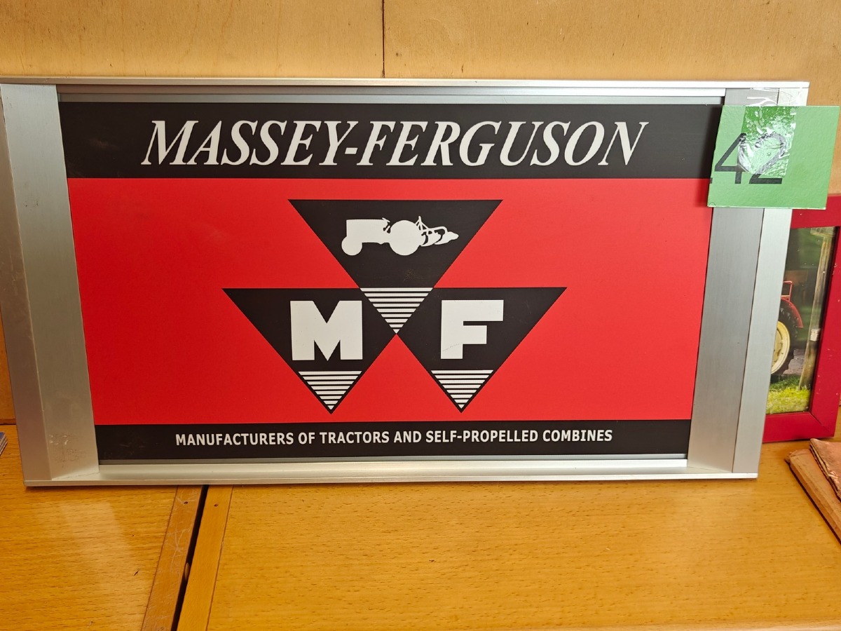 Stort butiks-/reklameskilt m/Massey Ferguson logo. I aluramme. 