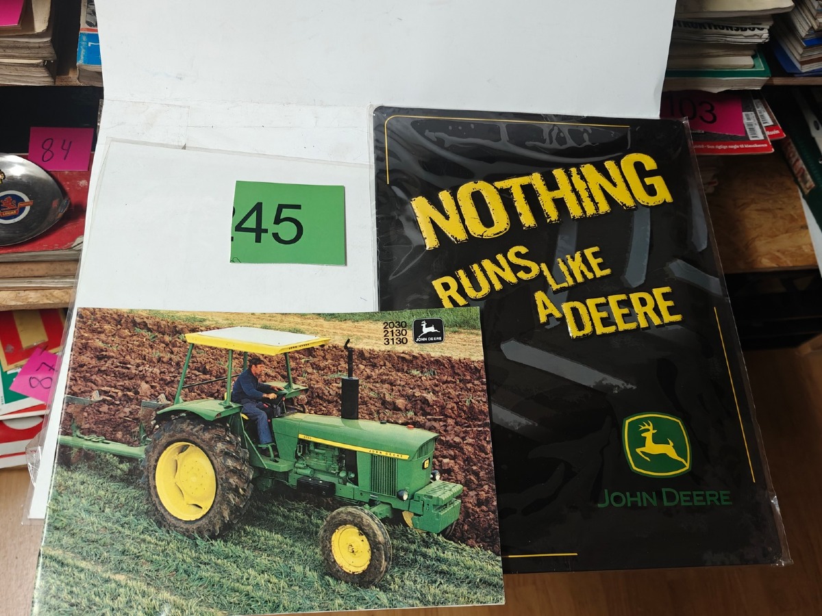 John Deere: Metalskilt m/John Deere motiv. Ubrugt og i emballage. Papskilt medfølger. 