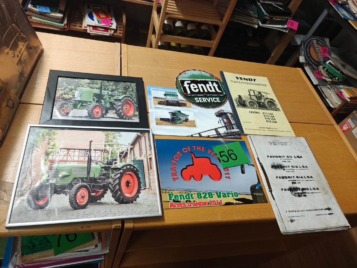 Fendt: Metalskilt, billeder i ramme, instruktionsbog mm.