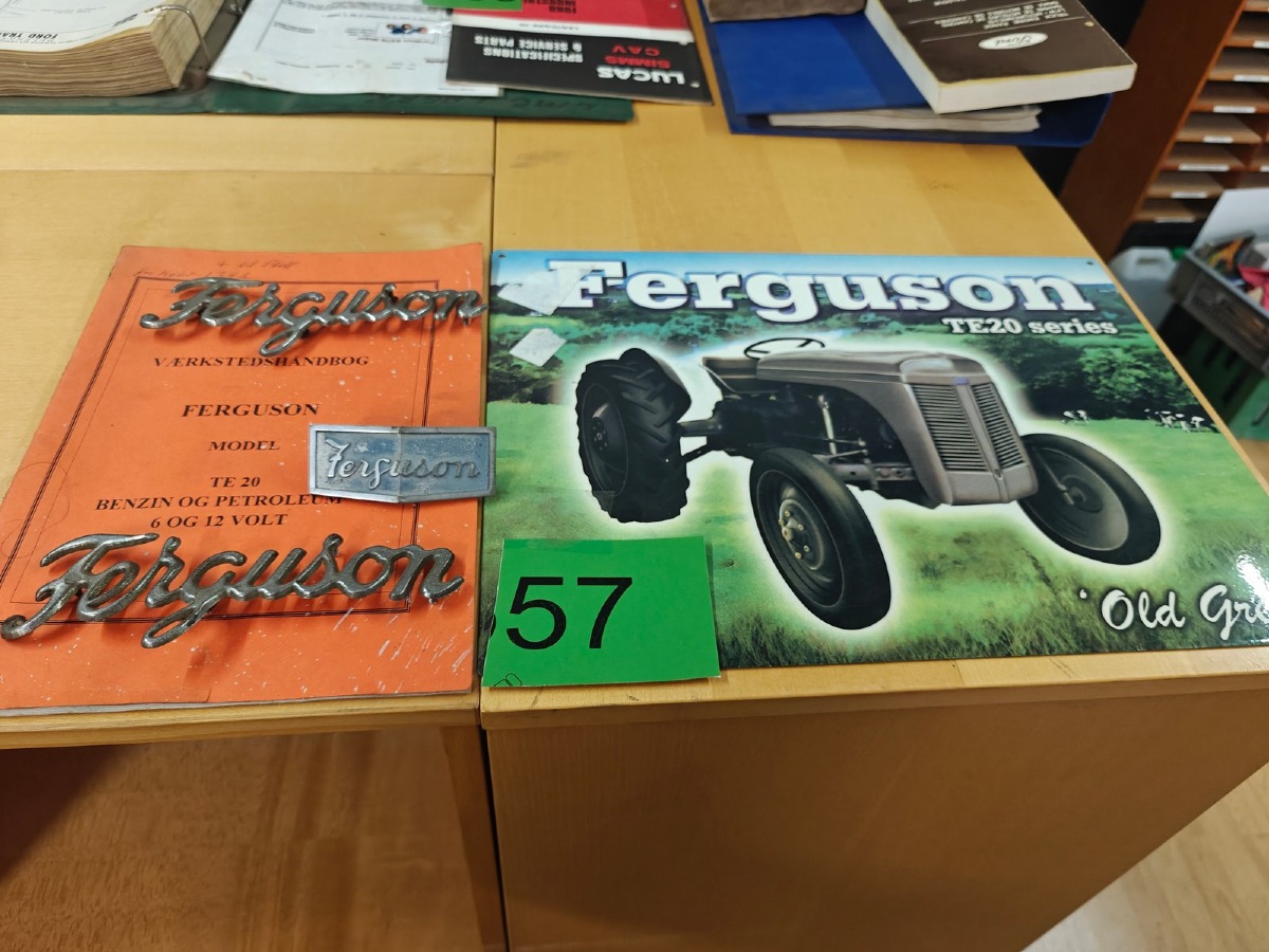 Ferguson: Metalskilt, skilte til traktor samt værkstedsbog. 