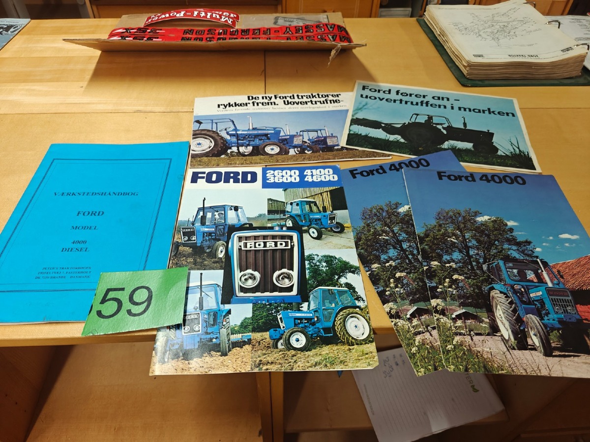 Ford: Værkstedshåndbog og div kataloger. 