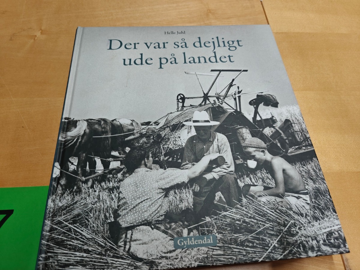 Bog: 'Der er så dejligt ude på landet'. En billedekrønike fra det 20. århundredes bondeland. 2010 Helle & Gyldendal A/S. 1. Udgave, 3. oplag. 