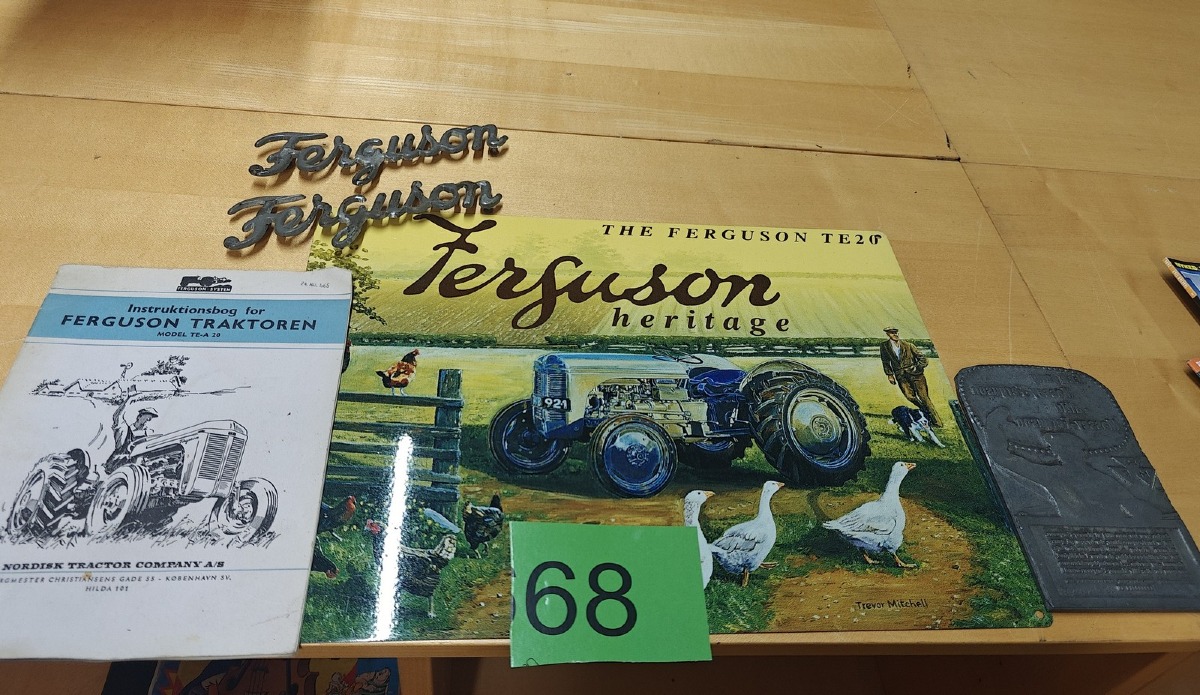 Ferguson: Trykkeriplade, metalskilt, instruktionsbog & 2 'Ferguson' skilte til traktor. 