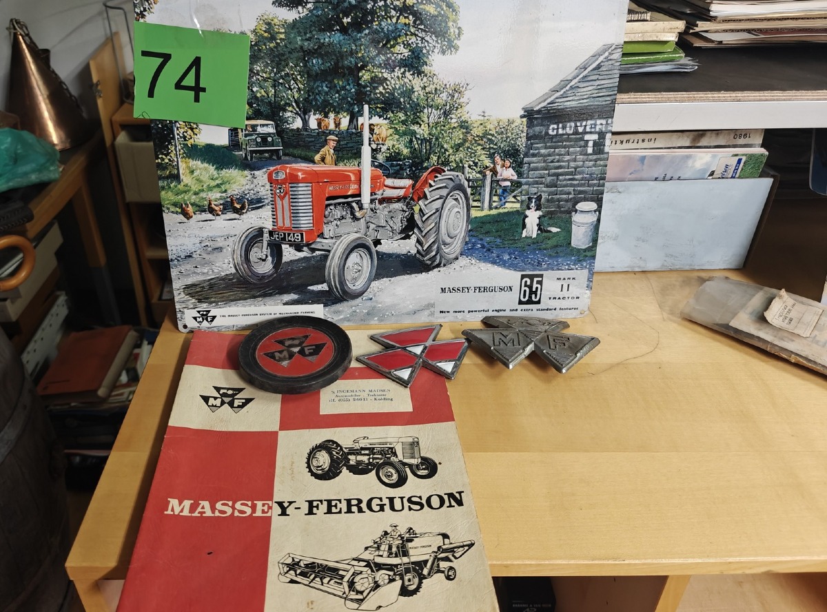 Massey Ferguson metalskilt, 3 traktorskilte og hæfte. 