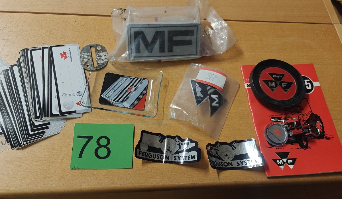 Massey Ferguson: Samling: div merchandise, typeskilt mm.