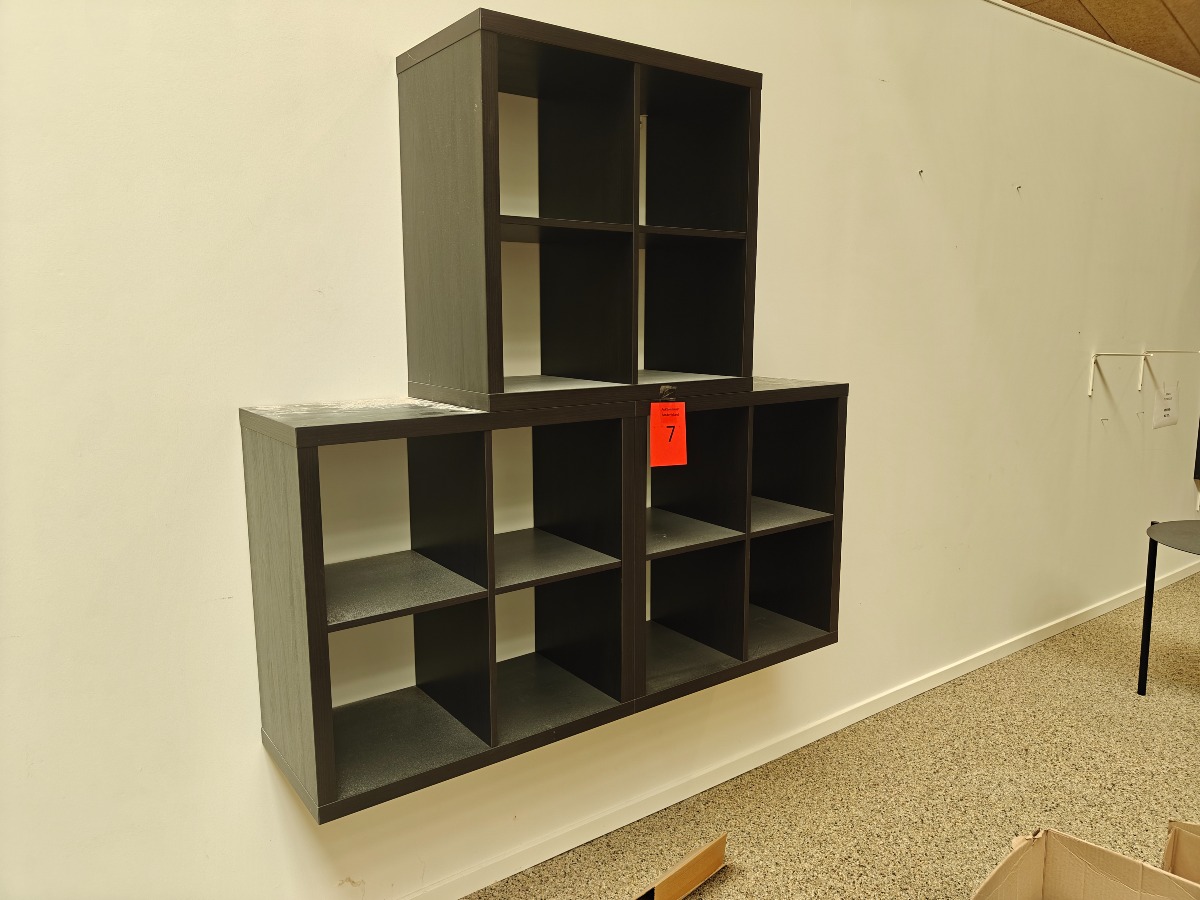 3 rumdelere med sort struktureret laminat. 