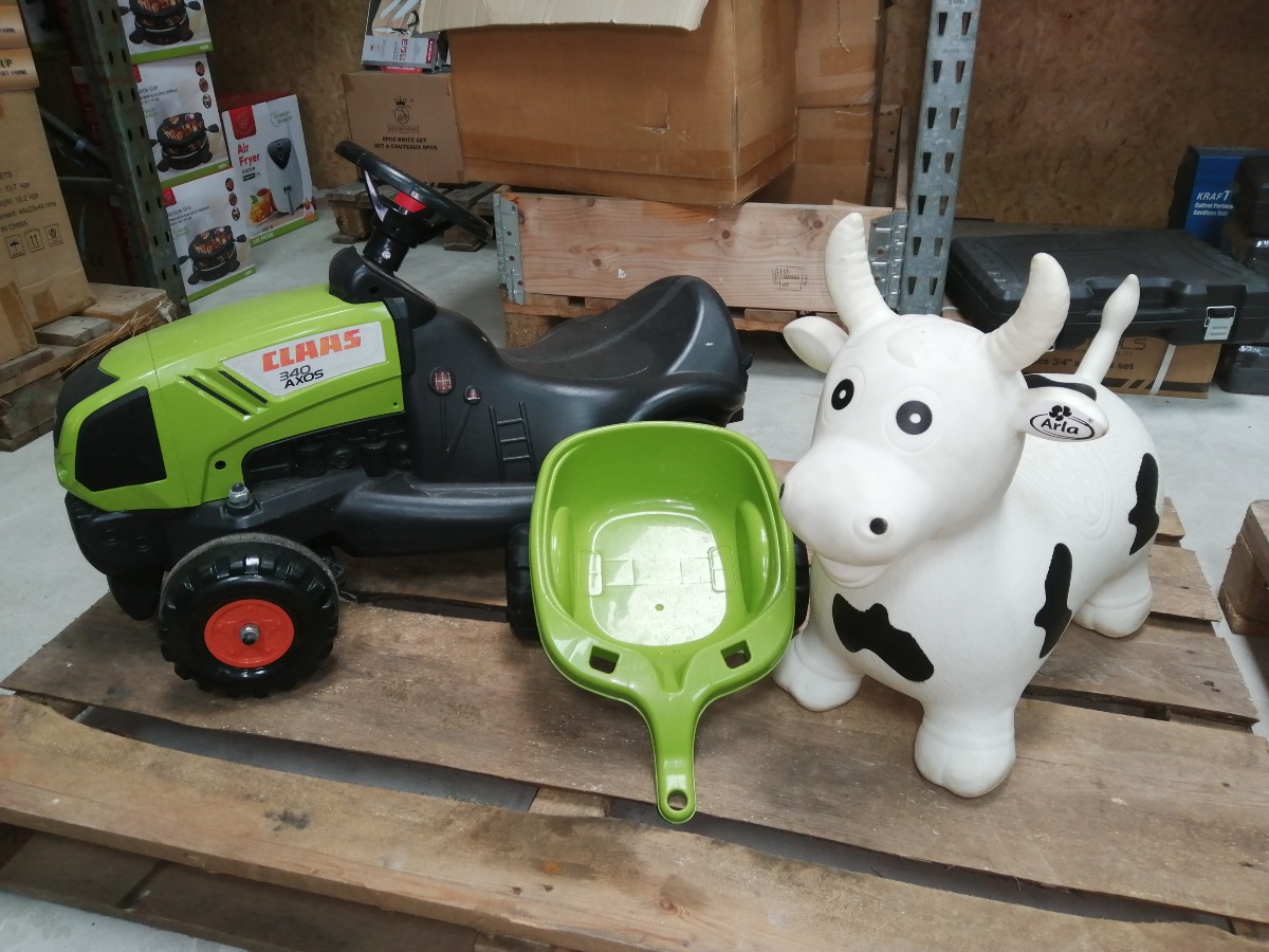 Claas traktor med trailer, samt hoppe ko.