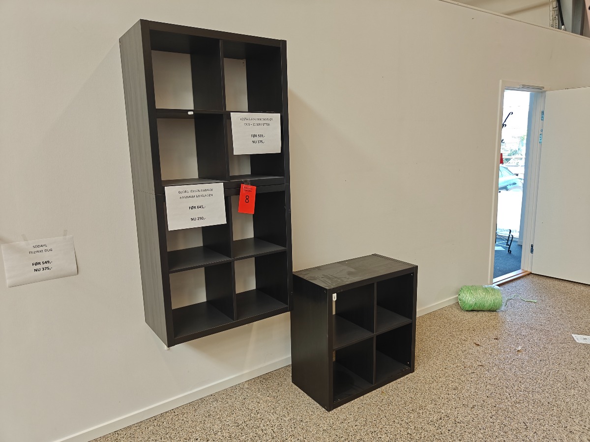 3 rumdelere med sort struktureret laminat. 