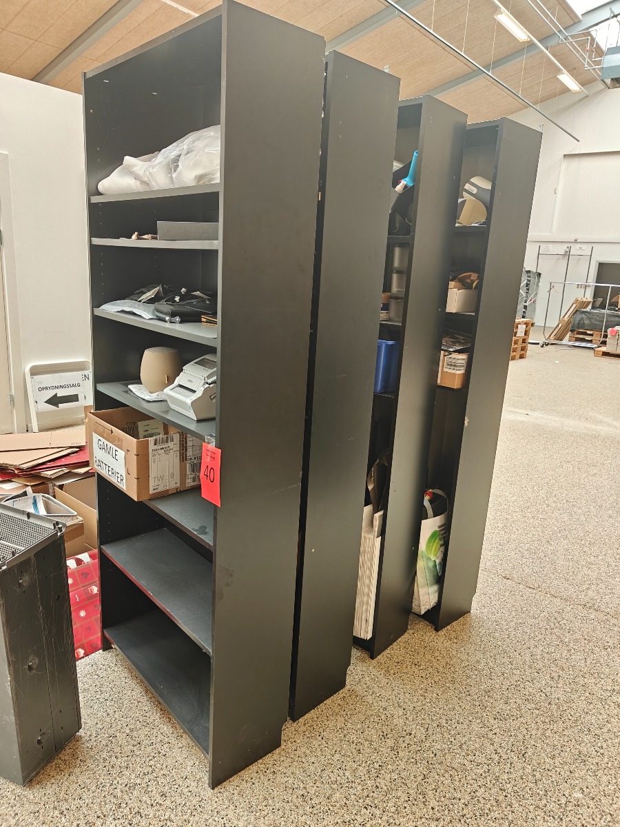 4 reoler af sort laminat