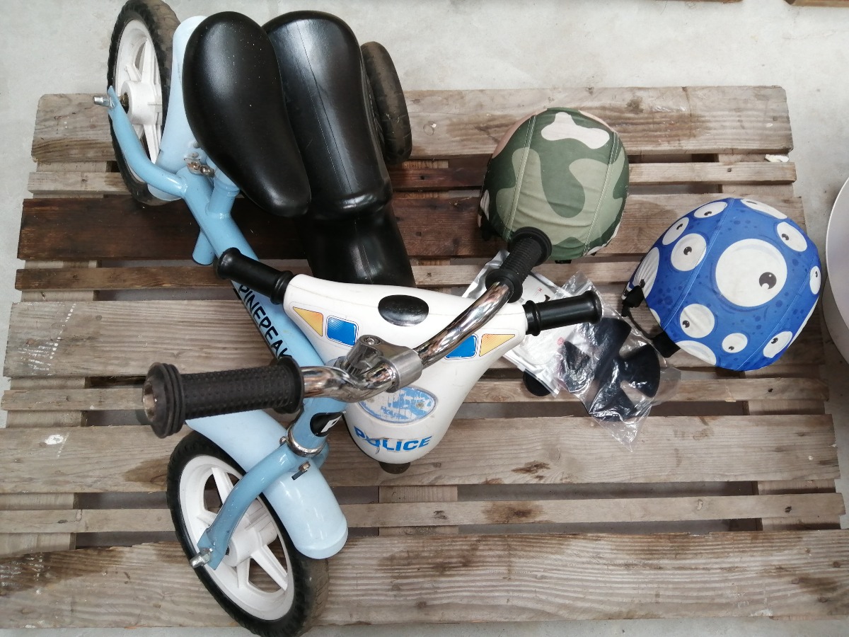 Løbecykel, løbemotorcykel, samt 2 cykelhjelme. 