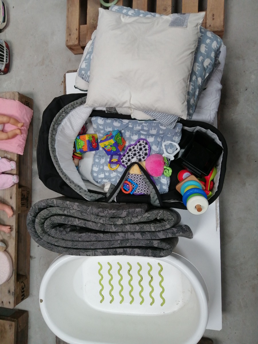 Babylift, dyne, badekar, legetøj og sengerand. 