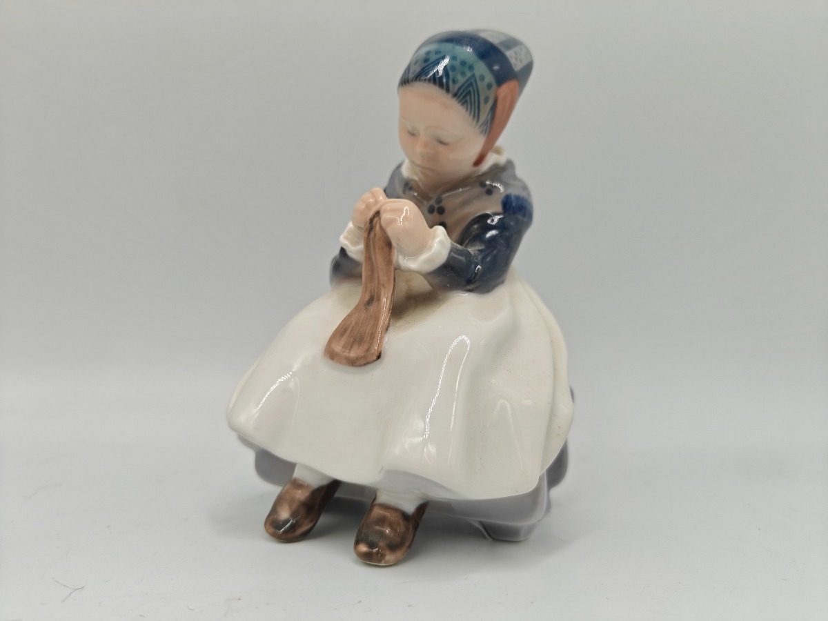 Royal Copenhagen 1314 Siddende Amagerpige