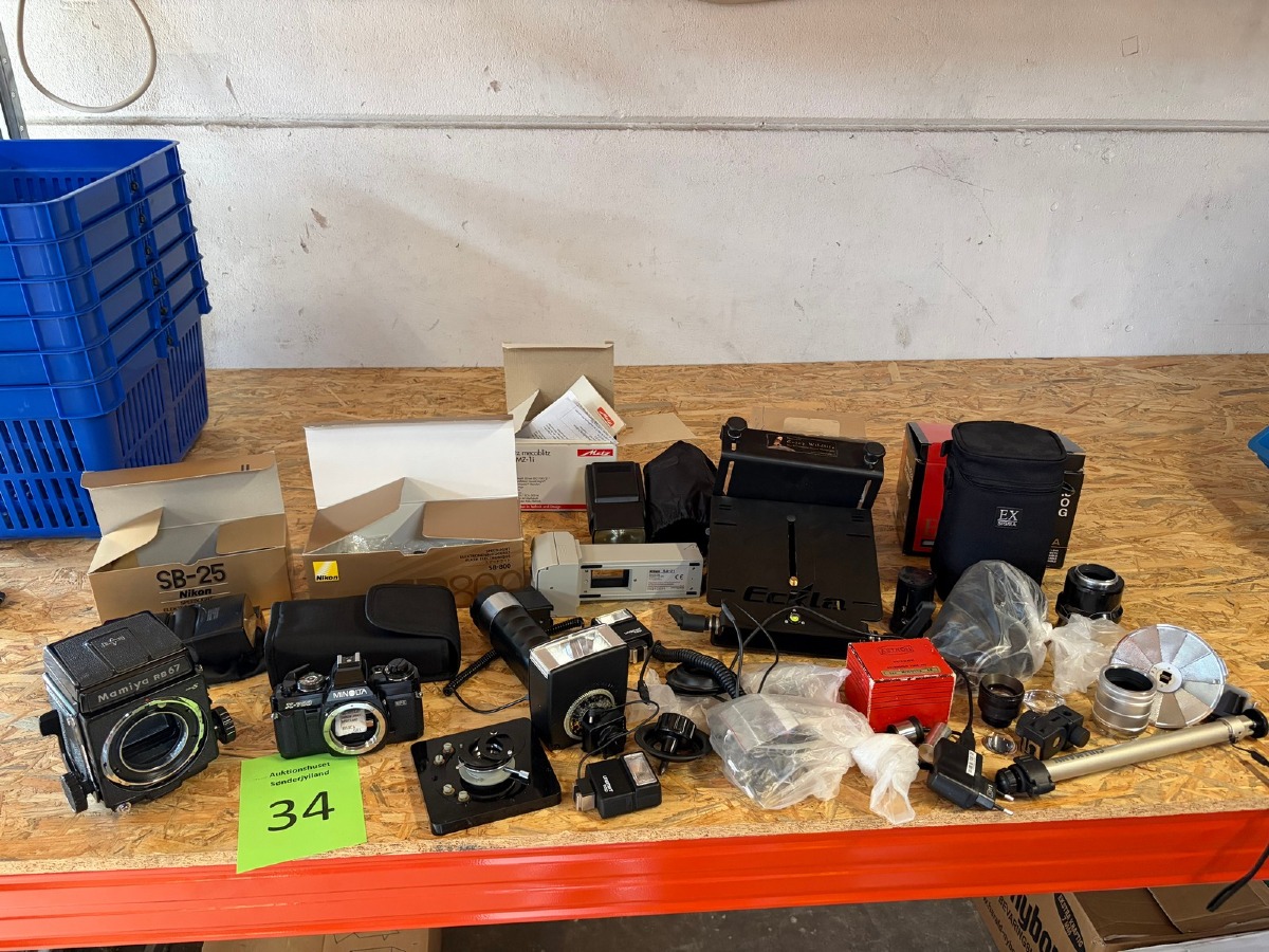 Større lot fotoudstyr – Mamiya, Minolta, Nikon, Metz m.m.