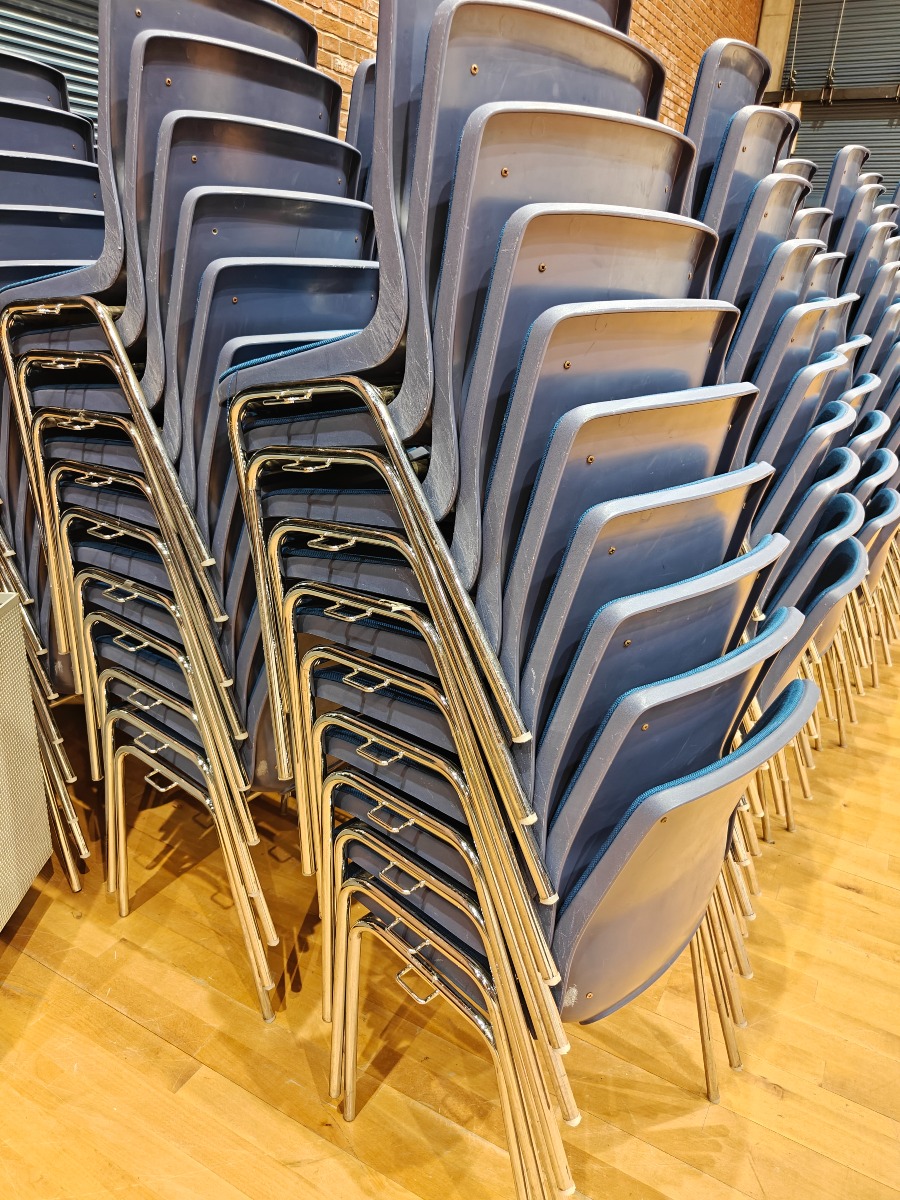  Plast stabelstole med krom stel (20)
